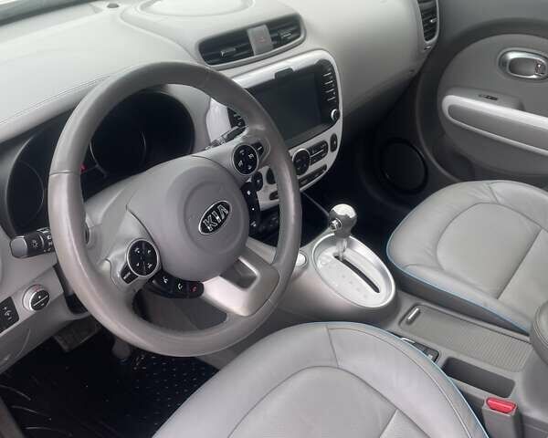 Белый Киа Soul, объемом двигателя 0 л и пробегом 101 тыс. км за 11900 $, фото 3 на Automoto.ua
