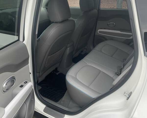 Белый Киа Soul, объемом двигателя 0 л и пробегом 101 тыс. км за 11900 $, фото 7 на Automoto.ua