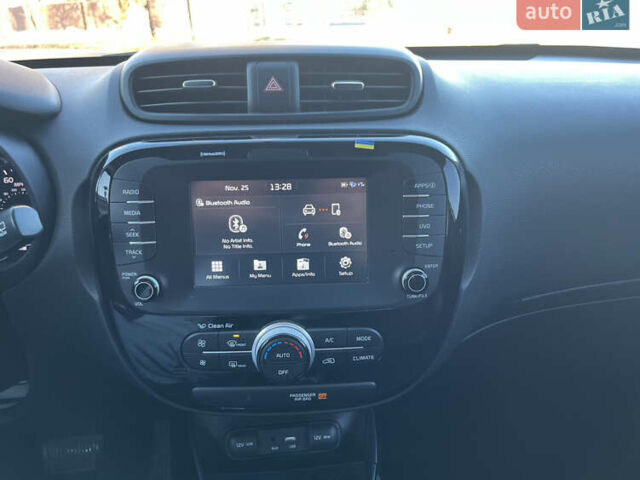 Белый Киа Soul, объемом двигателя 1.6 л и пробегом 37 тыс. км за 11990 $, фото 40 на Automoto.ua