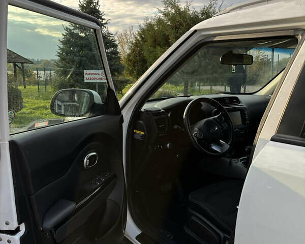Белый Киа Soul, объемом двигателя 2 л и пробегом 117 тыс. км за 10699 $, фото 11 на Automoto.ua