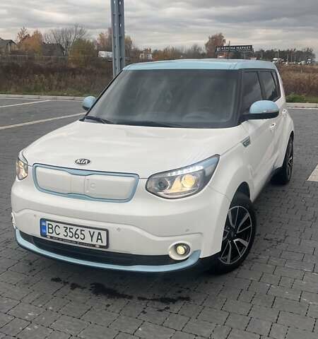 Білий Кіа Soul, об'ємом двигуна 0 л та пробігом 100 тис. км за 11500 $, фото 4 на Automoto.ua