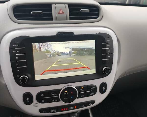 Білий Кіа Soul, об'ємом двигуна 0 л та пробігом 90 тис. км за 12000 $, фото 9 на Automoto.ua