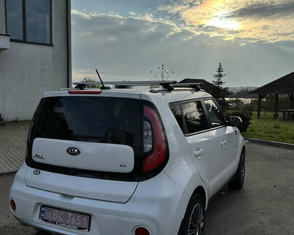 Белый Киа Soul, объемом двигателя 2 л и пробегом 117 тыс. км за 10699 $, фото 8 на Automoto.ua