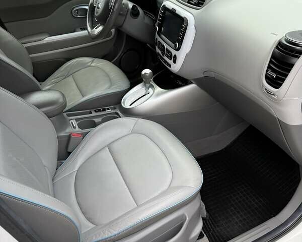 Білий Кіа Soul, об'ємом двигуна 0 л та пробігом 68 тис. км за 11200 $, фото 33 на Automoto.ua