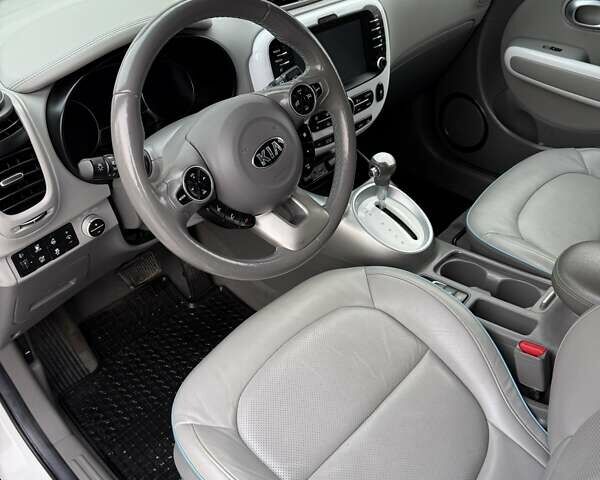 Білий Кіа Soul, об'ємом двигуна 0 л та пробігом 68 тис. км за 11200 $, фото 14 на Automoto.ua