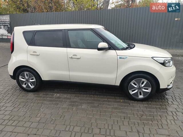 Білий Кіа Soul, об'ємом двигуна 0 л та пробігом 90 тис. км за 12000 $, фото 4 на Automoto.ua