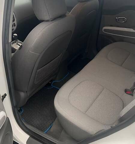 Білий Кіа Soul, об'ємом двигуна 0 л та пробігом 100 тис. км за 11500 $, фото 16 на Automoto.ua