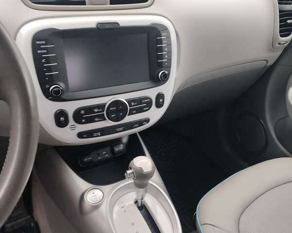Білий Кіа Soul, об'ємом двигуна 0 л та пробігом 90 тис. км за 12000 $, фото 3 на Automoto.ua