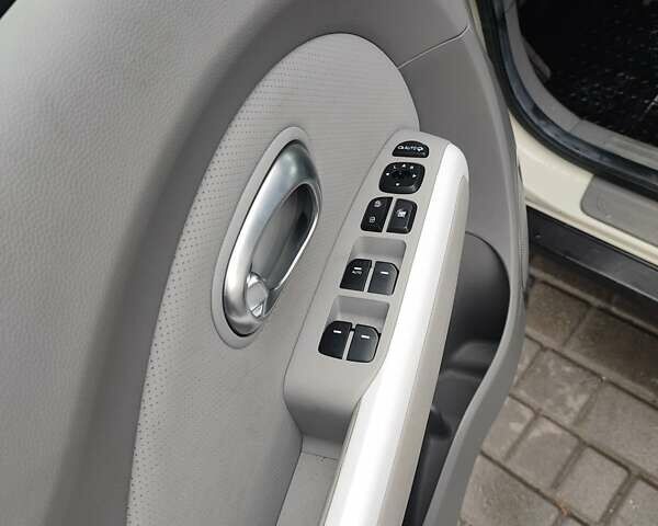 Білий Кіа Soul, об'ємом двигуна 0 л та пробігом 90 тис. км за 12000 $, фото 12 на Automoto.ua