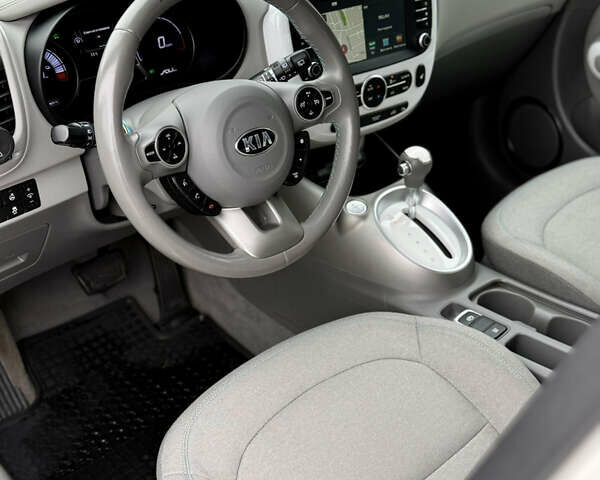 Киа Soul 2018 в Житомире на Automoto.ua Белый Киа Soul, объемом двигателя 0 л и пробегом 90 тыс. км за 11200 $, фото 20 на Automoto.ua