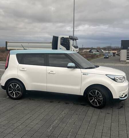 Білий Кіа Soul, об'ємом двигуна 0 л та пробігом 100 тис. км за 11500 $, фото 5 на Automoto.ua