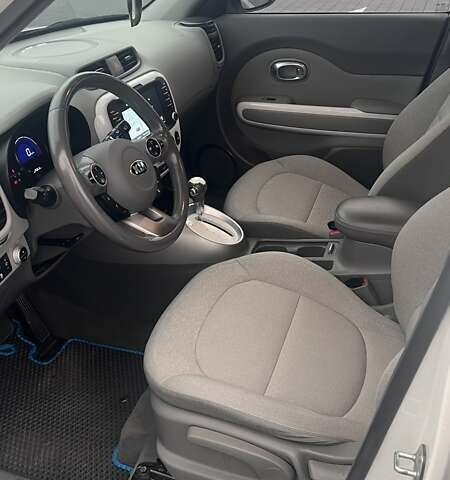 Білий Кіа Soul, об'ємом двигуна 0 л та пробігом 100 тис. км за 11500 $, фото 15 на Automoto.ua