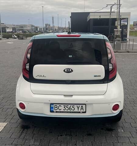 Білий Кіа Soul, об'ємом двигуна 0 л та пробігом 100 тис. км за 11500 $, фото 6 на Automoto.ua