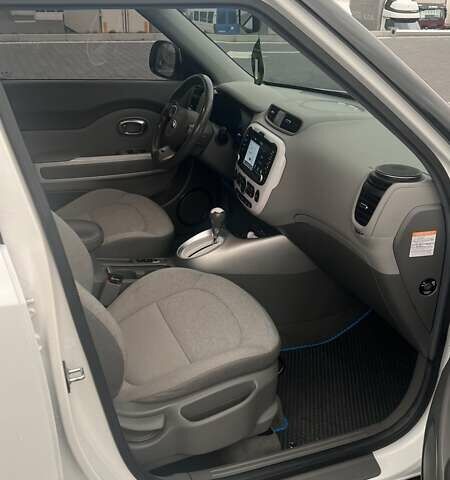 Білий Кіа Soul, об'ємом двигуна 0 л та пробігом 100 тис. км за 11500 $, фото 13 на Automoto.ua