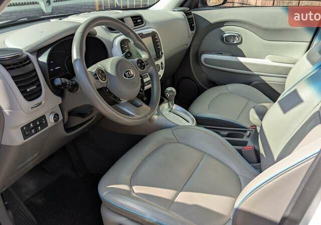 Білий Кіа Soul, об'ємом двигуна 0 л та пробігом 51 тис. км за 11800 $, фото 6 на Automoto.ua