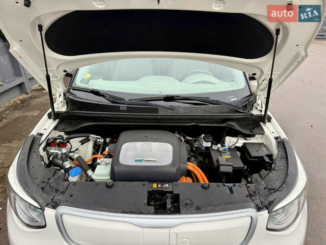 Киа Soul 2018 в Житомире на Automoto.ua Белый Киа Soul, объемом двигателя 0 л и пробегом 90 тыс. км за 11200 $, фото 4 на Automoto.ua