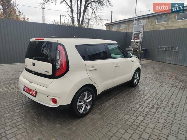 Білий Кіа Soul, об'ємом двигуна 0 л та пробігом 90 тис. км за 12000 $, фото 7 на Automoto.ua