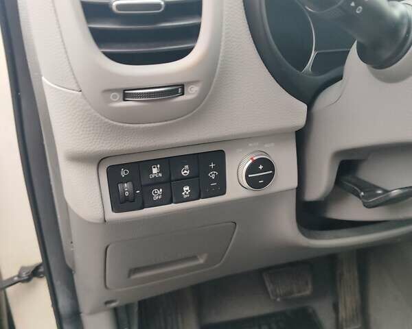 Білий Кіа Soul, об'ємом двигуна 0 л та пробігом 90 тис. км за 12000 $, фото 11 на Automoto.ua