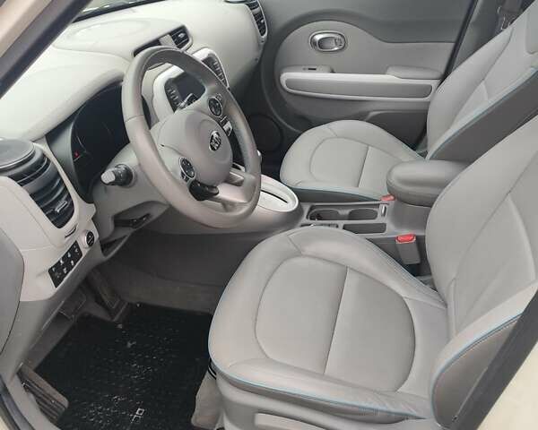 Білий Кіа Soul, об'ємом двигуна 0 л та пробігом 90 тис. км за 12000 $, фото 2 на Automoto.ua