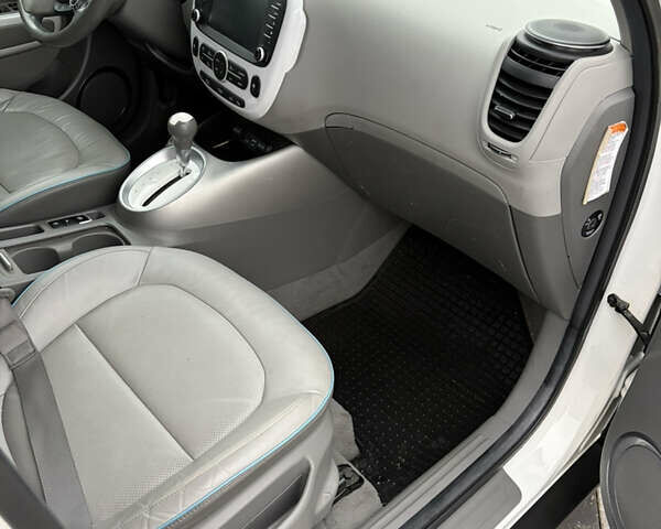 Белый Киа Soul, объемом двигателя 0 л и пробегом 95 тыс. км за 10500 $, фото 12 на Automoto.ua