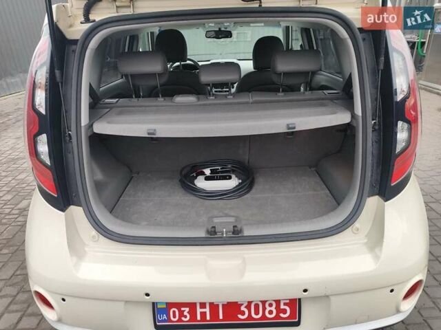 Білий Кіа Soul, об'ємом двигуна 0 л та пробігом 90 тис. км за 12000 $, фото 16 на Automoto.ua