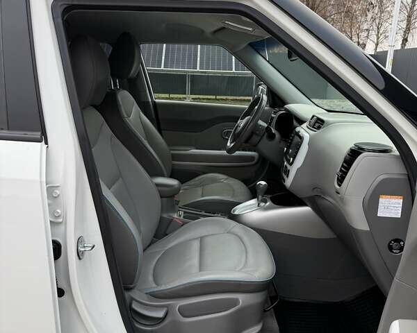 Білий Кіа Soul, об'ємом двигуна 0 л та пробігом 68 тис. км за 11200 $, фото 34 на Automoto.ua
