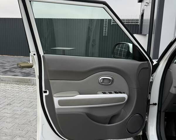 Білий Кіа Soul, об'ємом двигуна 0 л та пробігом 68 тис. км за 11200 $, фото 12 на Automoto.ua