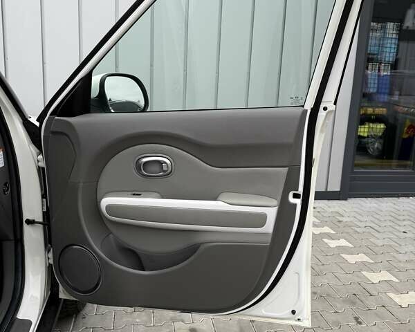 Білий Кіа Soul, об'ємом двигуна 0 л та пробігом 68 тис. км за 11200 $, фото 31 на Automoto.ua