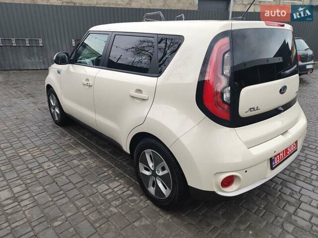 Білий Кіа Soul, об'ємом двигуна 0 л та пробігом 90 тис. км за 12000 $, фото 8 на Automoto.ua