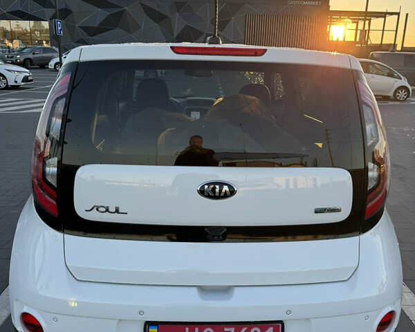 Білий Кіа Soul, об'ємом двигуна 0 л та пробігом 149 тис. км за 10700 $, фото 6 на Automoto.ua
