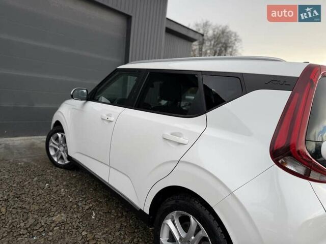 Білий Кіа Soul, об'ємом двигуна 0 л та пробігом 90 тис. км за 16100 $, фото 14 на Automoto.ua