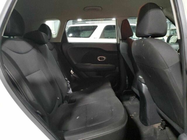 Белый Киа Soul, объемом двигателя 1.6 л и пробегом 75 тыс. км за 1400 $, фото 10 на Automoto.ua