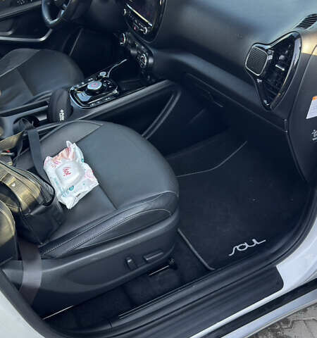 Белый Киа Soul, объемом двигателя 0 л и пробегом 147 тыс. км за 16999 $, фото 24 на Automoto.ua