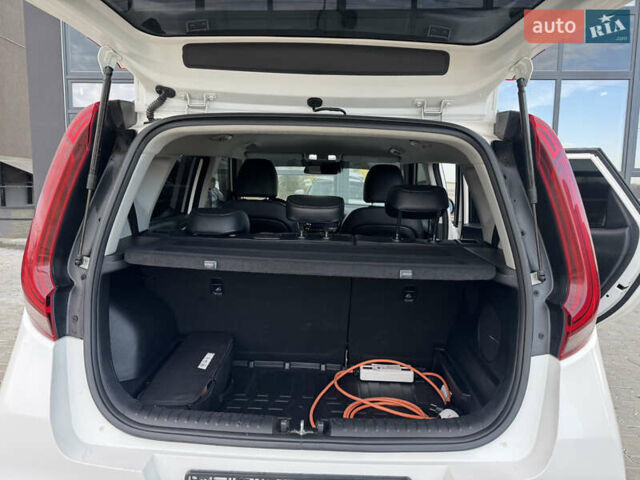 Белый Киа Soul, объемом двигателя 0 л и пробегом 122 тыс. км за 16300 $, фото 57 на Automoto.ua