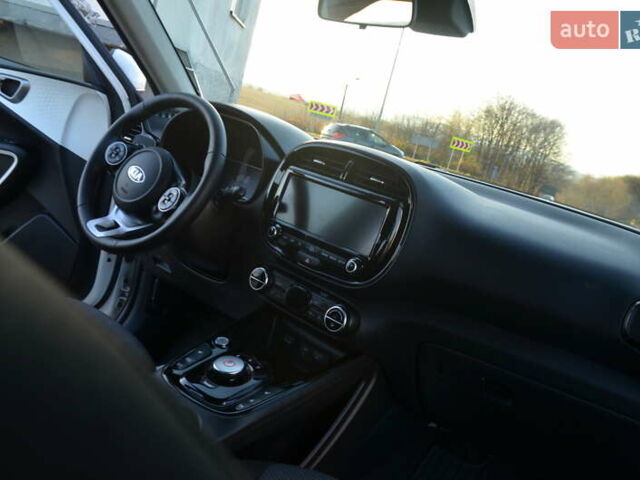 Білий Кіа Soul, об'ємом двигуна 0 л та пробігом 87 тис. км за 16150 $, фото 60 на Automoto.ua