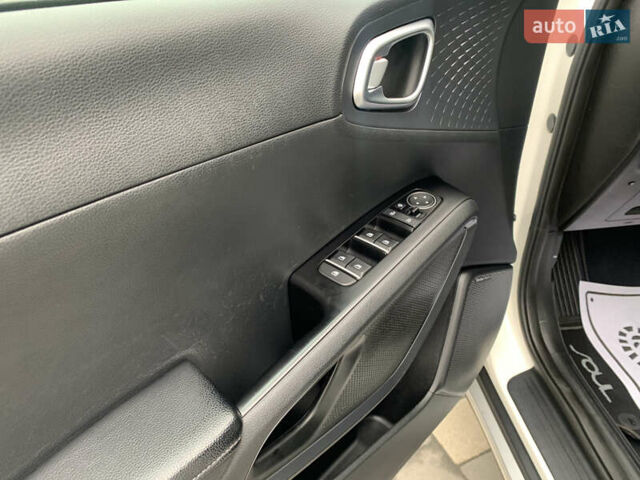 Білий Кіа Soul, об'ємом двигуна 0 л та пробігом 152 тис. км за 18999 $, фото 29 на Automoto.ua