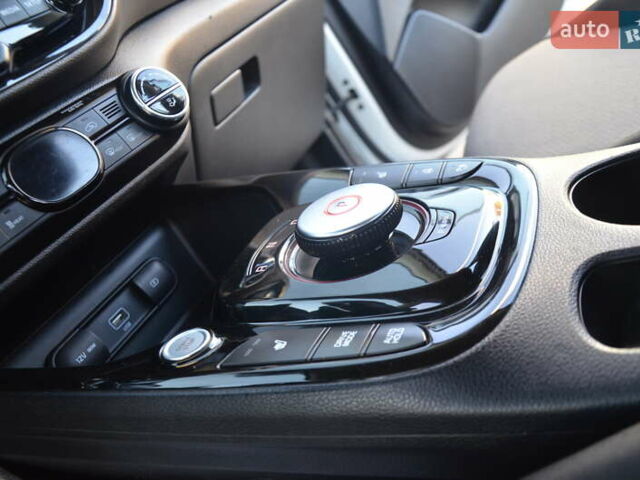 Білий Кіа Soul, об'ємом двигуна 0 л та пробігом 87 тис. км за 16150 $, фото 39 на Automoto.ua