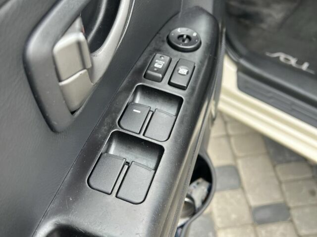 Бежевий Кіа Soul, об'ємом двигуна 1.6 л та пробігом 230 тис. км за 5700 $, фото 3 на Automoto.ua