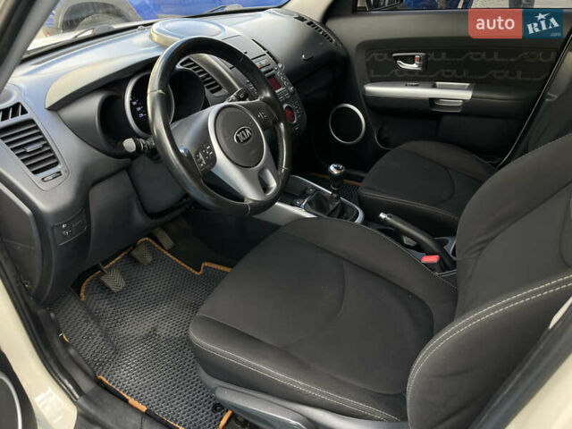 Бежевий Кіа Soul, об'ємом двигуна 1.58 л та пробігом 141 тис. км за 8900 $, фото 19 на Automoto.ua