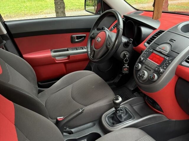 Черный Киа Soul, объемом двигателя 1.6 л и пробегом 290 тыс. км за 8200 $, фото 11 на Automoto.ua