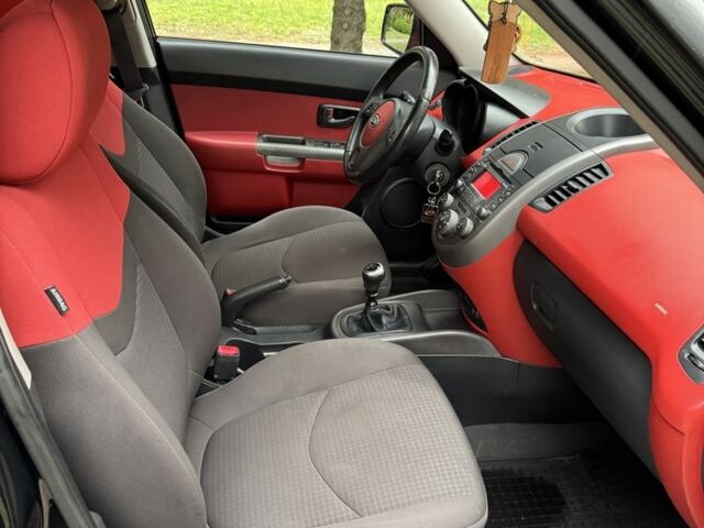 Черный Киа Soul, объемом двигателя 1.6 л и пробегом 290 тыс. км за 8200 $, фото 12 на Automoto.ua