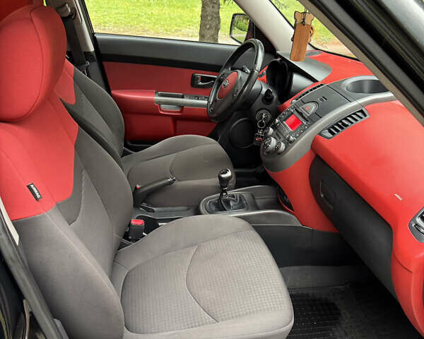 Черный Киа Soul, объемом двигателя 1.6 л и пробегом 290 тыс. км за 8100 $, фото 17 на Automoto.ua