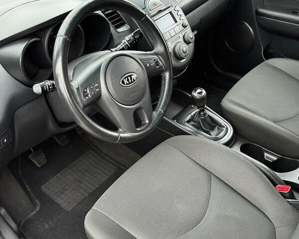 Кіа Soul 2009 у Белой Церкве на Automoto.ua Чорний Кіа Soul, об'ємом двигуна 1.58 л та пробігом 238 тис. км за 6700 $, фото 7 на Automoto.ua