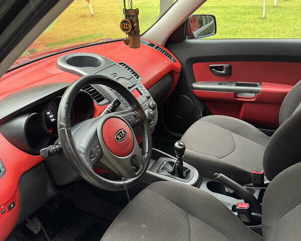 Черный Киа Soul, объемом двигателя 1.6 л и пробегом 290 тыс. км за 8100 $, фото 13 на Automoto.ua