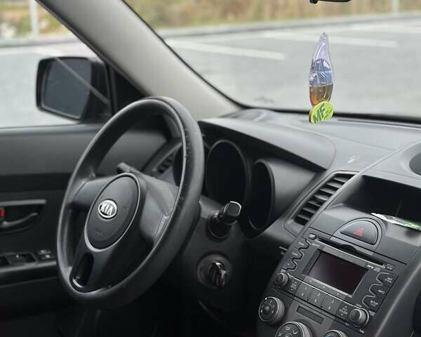 Черный Киа Soul, объемом двигателя 1.6 л и пробегом 279 тыс. км за 7700 $, фото 16 на Automoto.ua