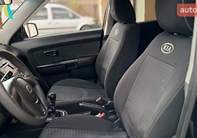 Черный Киа Soul, объемом двигателя 1.59 л и пробегом 199 тыс. км за 6500 $, фото 14 на Automoto.ua