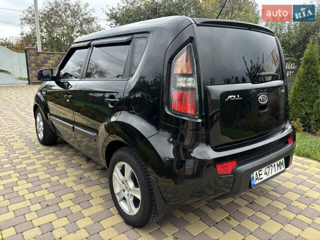 Кіа Soul 2011 у Ярмолинці на Automoto.ua Чорний Кіа Soul, об'ємом двигуна 1.58 л та пробігом 114 тис. км за 8000 $, фото 4 на Automoto.ua