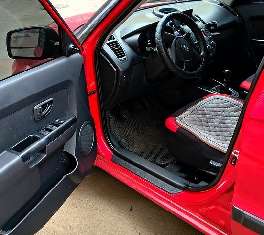 Красный Киа Soul, объемом двигателя 1.6 л и пробегом 150 тыс. км за 5500 $, фото 4 на Automoto.ua