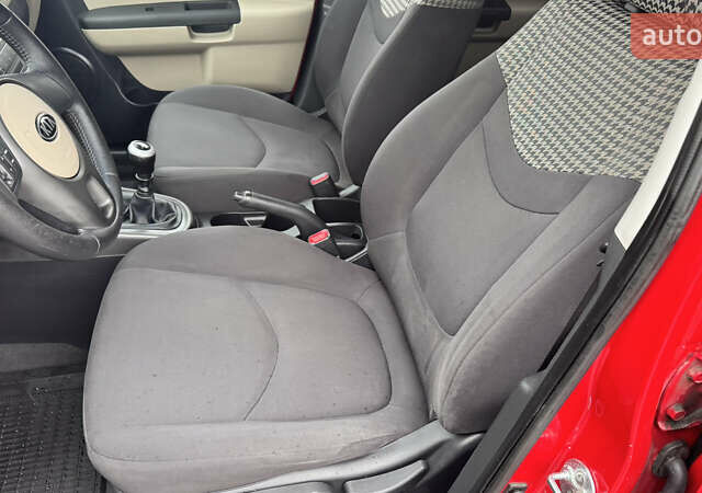 Красный Киа Soul, объемом двигателя 1.6 л и пробегом 212 тыс. км за 6600 $, фото 22 на Automoto.ua