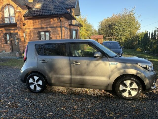 Киа Soul 2016 в Луцке на Automoto.ua Серый Киа Soul, объемом двигателя 0 л и пробегом 99 тыс. км за 6100 $, фото 3 на Automoto.ua